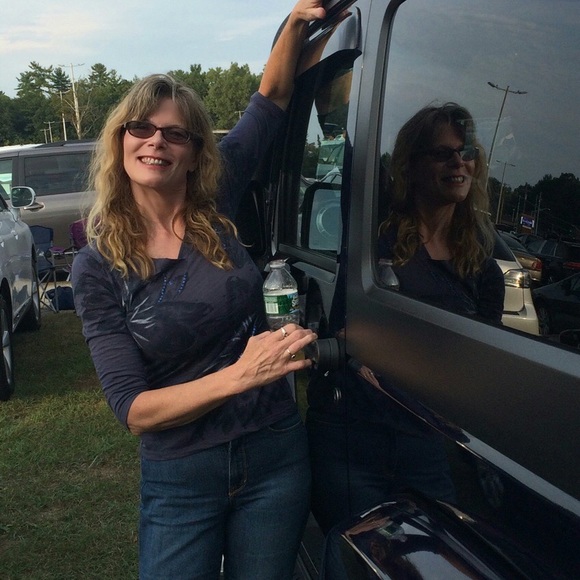 Meet your Posher, Dee - Picture 1 of 2